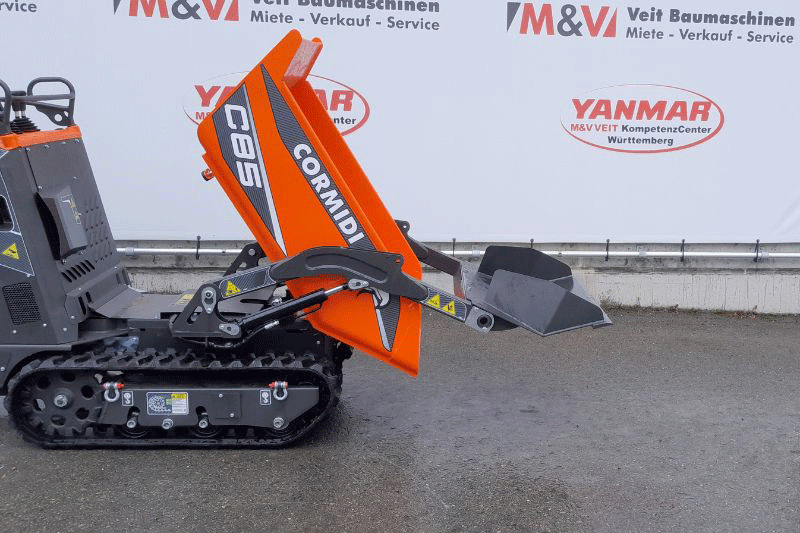 Cormidi C 13.85 AC Dumper mit hochgekippter Mulde, hydraulischer Kettendumper für schnelles Entladen von Erde und Schüttgut auf der Baustelle