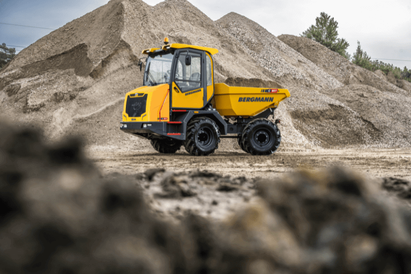 Bergmann C807s Raddumper vor einem Haufen Schüttgut
