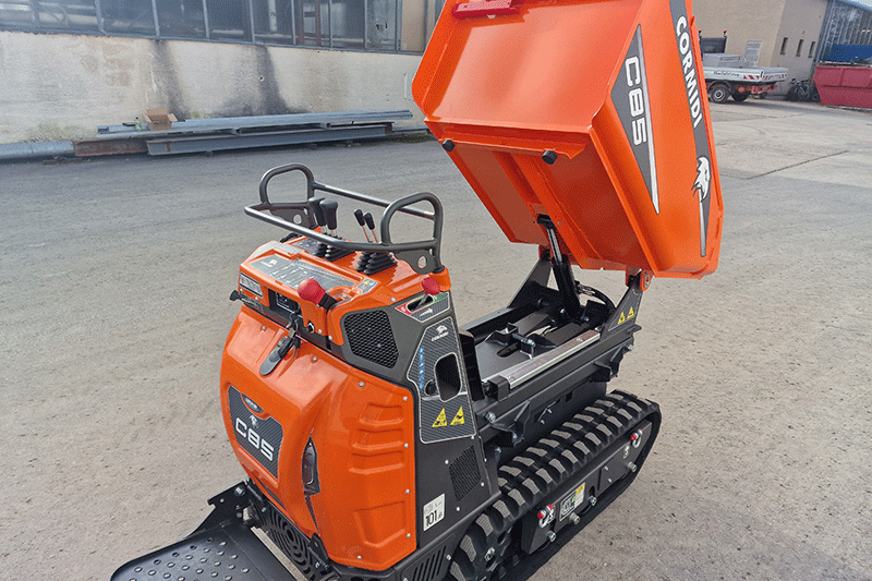 Cormidi C13.85 HI Kettendumper auf der Baustelle im Einsatz – kompakter Raupendumper mit hoher Nutzlast, hydrostatischem Antrieb und optimaler Traktion für Erdarbeiten und Materialtransport im GaLaBau und Tiefbau