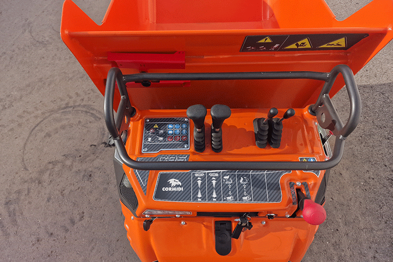 Bedienbereich des Cormidi C13.85 HI Kettendumper mit ergonomisch angeordneten Bedienelementen, hydrostatischer Steuerung und übersichtlichem Cockpit für präzises Arbeiten auf der Baustelle im Erd- und Landschaftsbau
