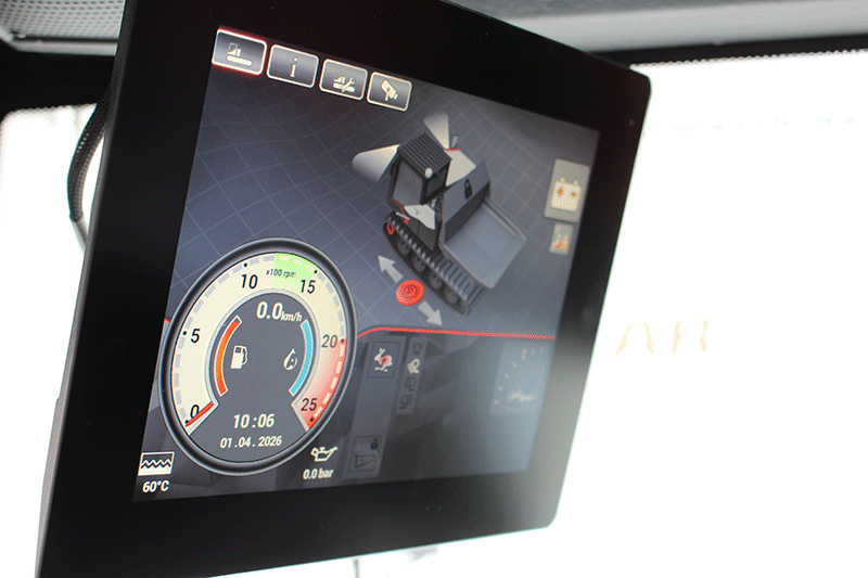 PowerBully 12D Kettendumper Touchdisplay im Fahrerhaus – digitales Bedienfeld für einfache Steuerung, klare Übersicht und effizientes Arbeiten auf der Baustelle