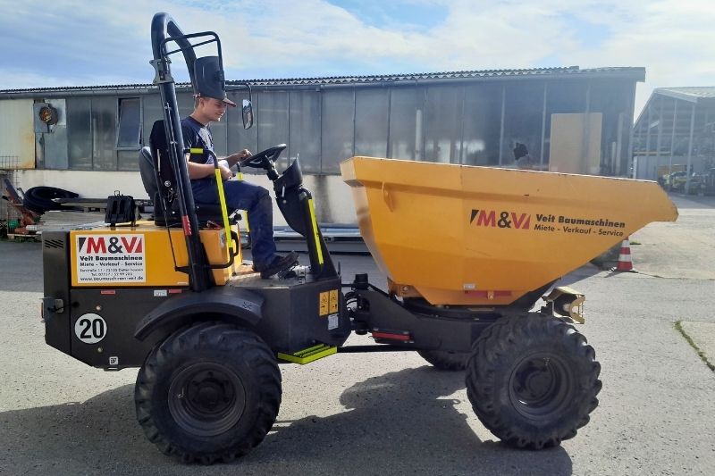 Der Mecalac TA3.5SH zeigt seine robuste Kraft und seine Leistungsstärke in der Seitenansicht