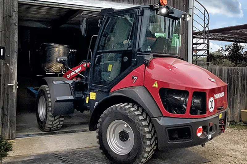 Sicherer Betrieb ermöglicht, da gute Sicht auf Anbaugerät