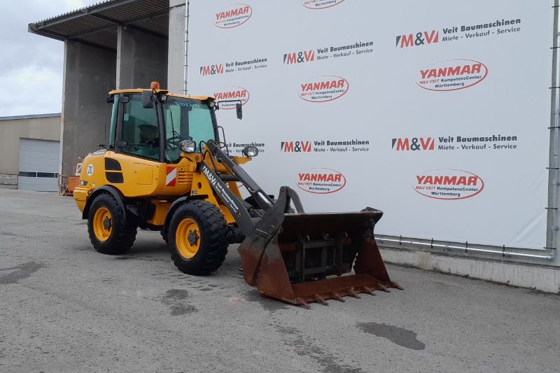 Seitenansicht auf den Radlader Volvo L20F