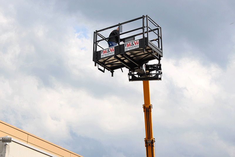 Personenkorb am Pegasus 50.25 drehbaren Rotor-Lader im Einsatz – sicheres Arbeiten in der Höhe auf der Baustelle