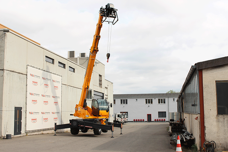 Pegasus 50.25 drehbarer Rotor-Lader im Baustelleneinsatz mit Seilwinde – präzises und sicheres Heben schwerer Lasten
