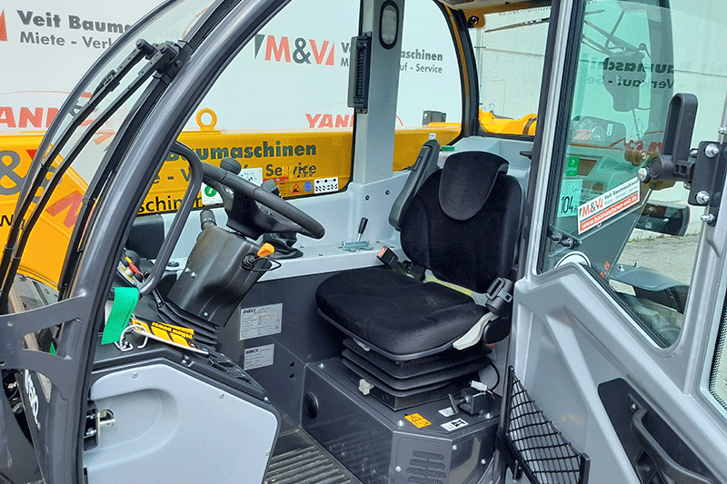 Fahrerkabine des Dieci Apollo 26.6 Teleskopladers mit guter Rundumsicht und ergonomischem Fahrerarbeitsplatz