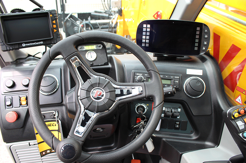 Modernes Cockpit des Dieci Teleskopladers Icarus 45.17 mit digitaler Anzeige und ergonomischer Anordnung