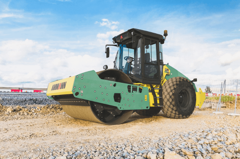 Ein Walzenzug Ammann ARS 110 im Einsatz auf einer Baustelle