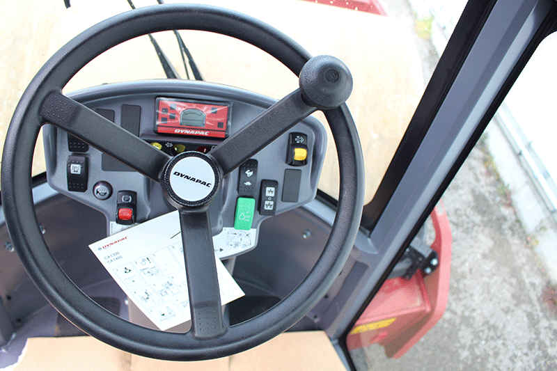 Cockpit der Dynapac CA1400 D Walze mit Kabine – ergonomisch angeordnete Bedienelemente, klare Instrumente und hoher Fahrerkomfort