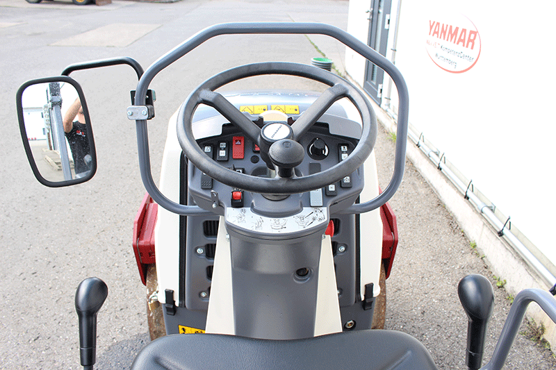 Cockpit der Dynapac CC 1000 Tandemwalze mit übersichtlicher Anzeige und ergonomischen Bedienelementen