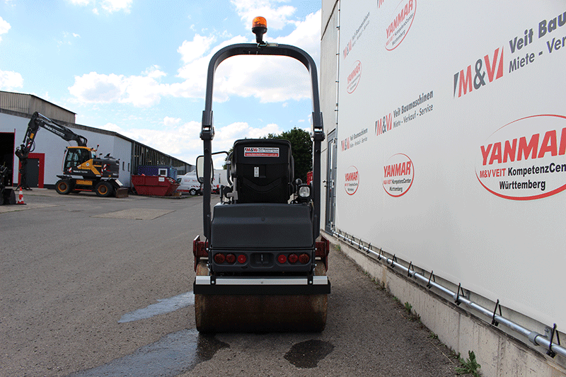 Heckansicht der Dynapac CC 1000 Tandemwalze