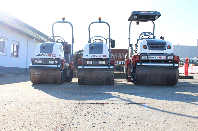 Dynapac CC 900 Tandemwalze im Einsatz bei Asphalt- und Verdichtungsarbeiten auf der Baustelle