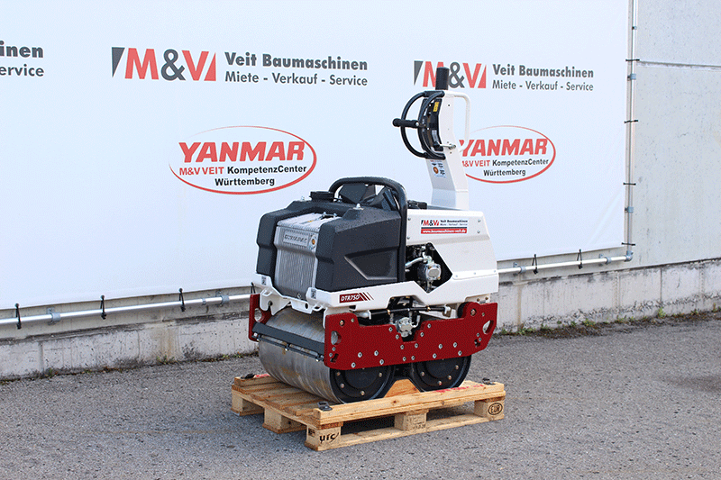 Frontansicht der Dynapac DTR 75 Handwalze im Glasfaserausbau – kompakte Vibrationswalze für präzises Verdichten im Leitungs- und Tiefbau