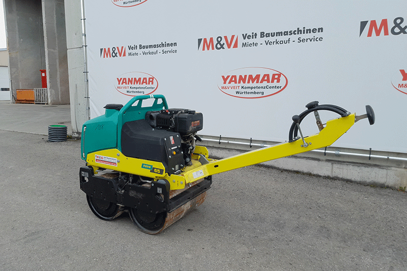 Die handgeführte Walze Ammann ARW 65 zur Miete für flexible und präzise Verdichtungsarbeiten auf Baustellen und in engen Arbeitsbereichen.