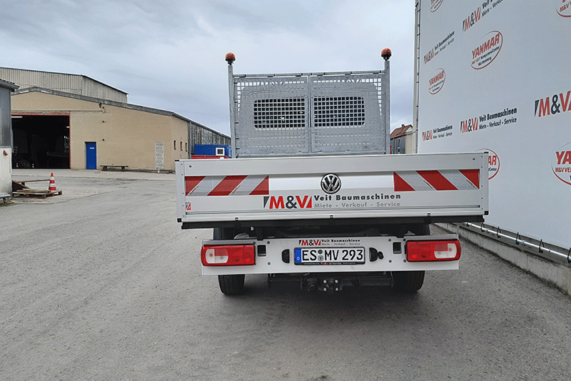 Heckansicht des VW Crafter Doka mit großzügiger Ladefläche, stabiler Heckklappe und robuster Bauweise – optimal für Handwerk, Baustelle und täglichen Transporteinsatz.