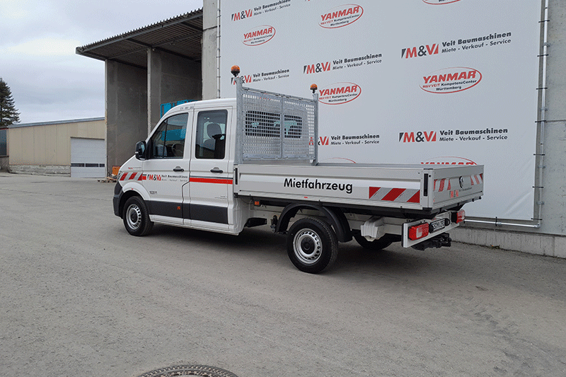 VW Crafter Doka zur Miete mit Doppelkabine und großzügiger Ladefläche – ideal für Baustellen, Handwerksbetriebe und gewerbliche Transporteinsätze.