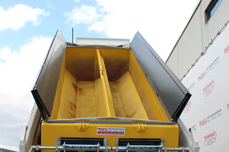 Amtec Thermofass TC4D 12/14 im offenen Zustand mit gut zugänglicher Entnahmeöffnung für kontrolliertes, sauberes und effizientes Arbeiten mit Asphaltmaterial auf der Baustelle