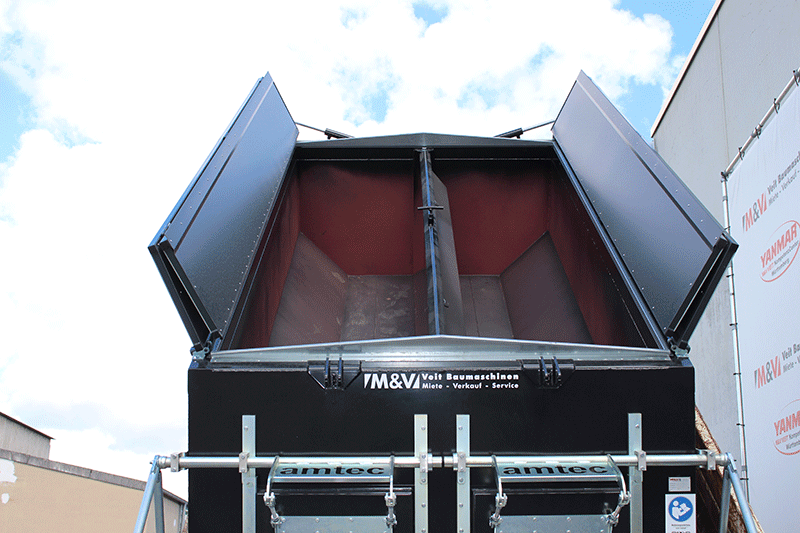 Amtec TC4D 8/10 Thermofass im geöffneten Zustand mit freigelegter Entnahmeöffnung für kontrolliertes, sauberes und effizientes Arbeiten mit Asphaltmaterial auf der Baustelle