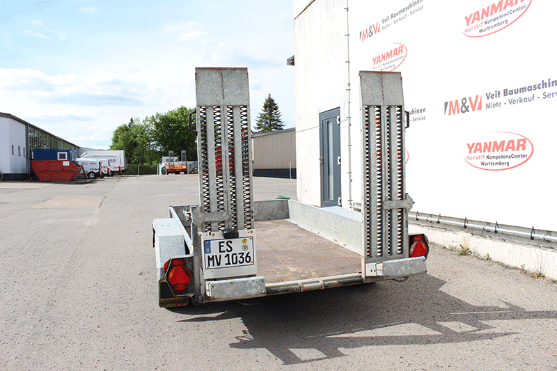 Heckansicht des Humbaur HS353016 PKW-Anhängers mit Auffahrrampen und stabiler Konstruktion für das sichere Be- und Entladen.