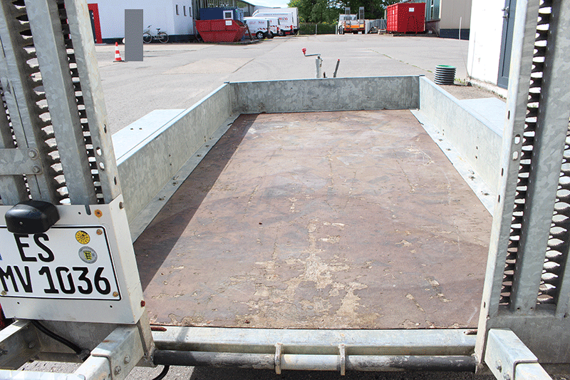 Der Humbaur HS353016 PKW-Anhänger überzeugt mit hoher Nutzlast auf der Ladefläche und eignet sich ideal für den sicheren Transport von Maschinen, Geräten und Material.