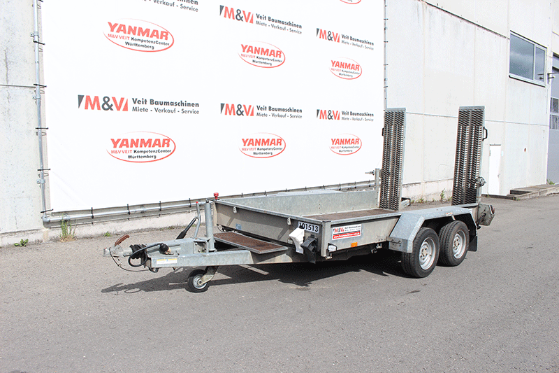 Der Humbaur HS353016 PKW-Anhänger zur Miete – geeignet für den sicheren Transport eines Mietbaggers von M&V.