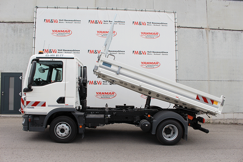 Kippfunktion des MAN TGL 8.190 Kippers beim Entladen von Schüttgut auf der Baustelle