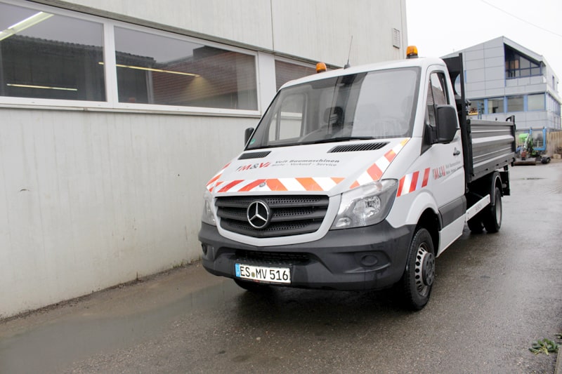 Frontansicht des Mercedes-Benz 516 CDI Kippers mit robuster Fahrzeugfront, klarer Linienführung und praxisorientiertem Design für den professionellen Baustelleneinsatz