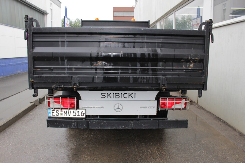 Heckansicht des Mercedes-Benz 516 CDI Kippers mit stabiler Heckklappe, robuster Bauweise und praxisorientierter Konstruktion für den professionellen Baustelleneinsatz